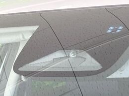 【ホンダセンシング】走行中に前方の車両等を認識し、衝突しそうな時は警報とブレーキで衝突回避と被害軽減をアシスト。より安全にドライブをお楽しみいただけます。