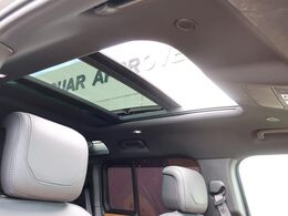 【パノラミックルーフ】車内に気持ちいい自然光が差し込み、頭上に広がる風景をお楽しみいただけます。快適な車内温度を維持し日差しから乗員とインテリアを守るダークカラーのガラス。電動ブラインド付き！