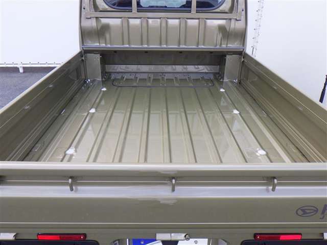 スタッドレス/夏タイヤの保管場所にお困りはありませんか？また、『重くて持ち運びが大変・盗難や劣化が心配！』というお客様の声へお答えします。専用倉庫にて愛車のタイヤを保管致します！