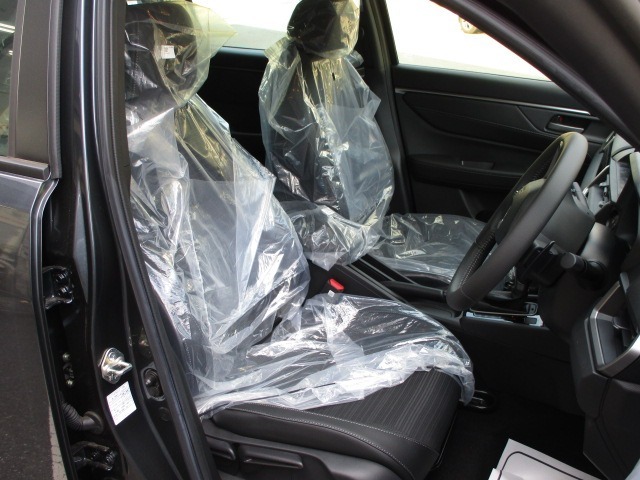 フロントシートのお写真です。広い足元とゆったり座れるシートは、長時間の運転でも疲れにくくなっております。