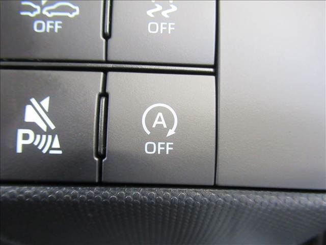 【アイドリングストップ】信号待ち等の間に一時停止した際にエンジンをストップする機能です。燃費が抑えられますし、環境への配慮、騒音の防止に繋がります。