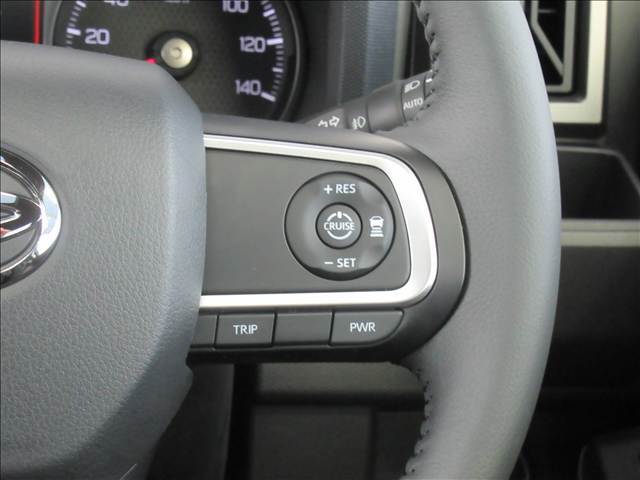 【アダプティブクルーズコントロール】予め設定した速度で定速走行。先行車に近づいたら、システムが先行車との距離や速度差を測定し、自動的に加減速。適切な車間距離を維持しながら追従走行します。