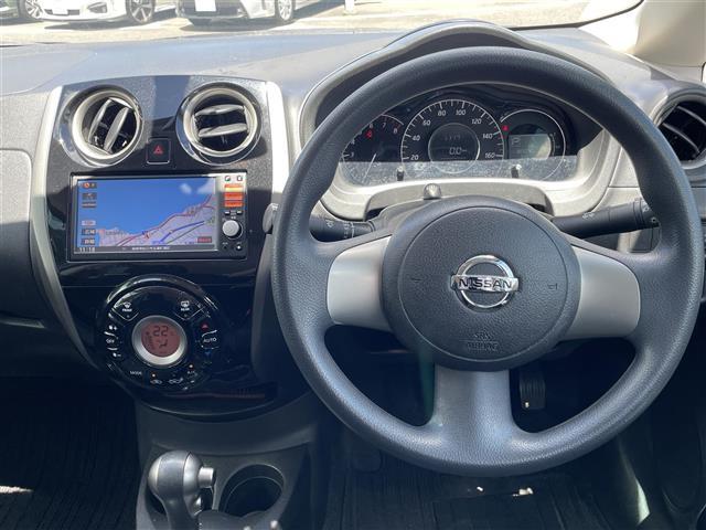 こちらはハンドルの写真です。中古車なので、若干の使用感はありますが、破損、不具合等はありません。ユーザー様から買取した車両を、一台一台チェックして問題のない車両を珪砂しております。ご安心ください。