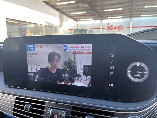 TV付きの車となっております。ドライブの合間の休憩中に気になる番組を見ることができます。