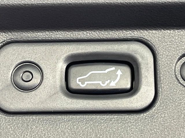 【パワーバックドア】スマートキーや運転席のボタンを押すだけでリアゲートが自動で開閉します！荷物を持っている時や、高い位置にあるバックドアを閉める際に便利な機能です♪