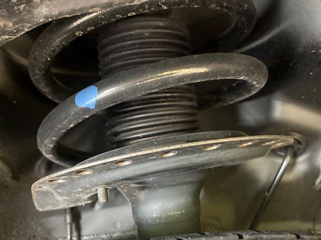 お車を安心してお乗りいただく為には、足回りの定期点検が欠かせません。サービスサポート（有償保証）では無料点検もご提供しており、安心のカーライフをお過ごしいただけるサポート体制が整っています。