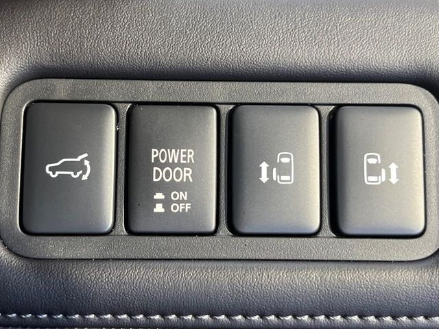 【両側パワースライドドア】スマートキーや運転席のスイッチで後席両側スライドドアの開閉が可能♪電動だから力を入れてドアを開ける必要が無く、小さなお子様でも簡単に開け閉めでき快適です♪
