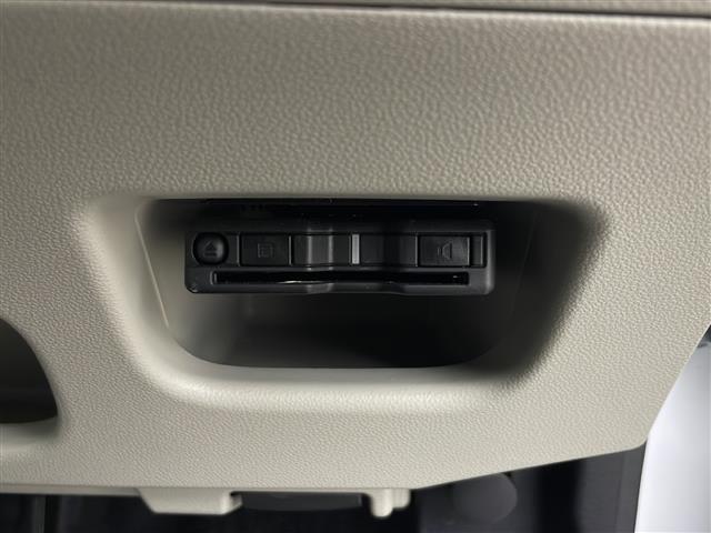 【ETC】有料道路を利用する際に料金所で停止することなく通過できる、ETC車載器（ノンストップ自動料金収受システム機器）が装備されています。セットアップを行うことで利用可能になります。