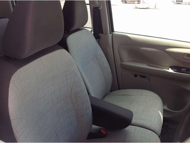 フロントベンチシートなので、運転席広々、助手席も広々！