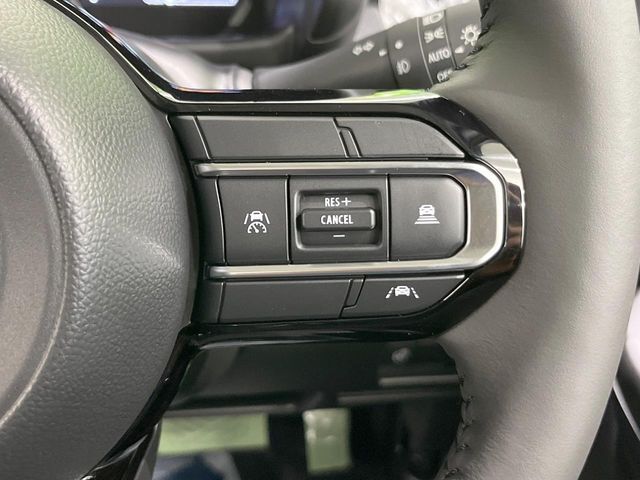【アダプティブクルーズコントロール】高速道路での長距離走行が楽に！！自動で速度を保つクルーズコントロールが、衝突軽減システムと連携し、前方の車両を感知して車間を保つように速度調節してくれます！！
