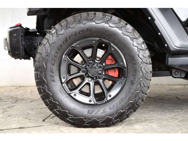 ジェプセン17インチホイールにBFGOODRICHのATタイヤが装着されております。タイヤサイズ285/70R17となります。タイヤ溝まだ十分ございます。