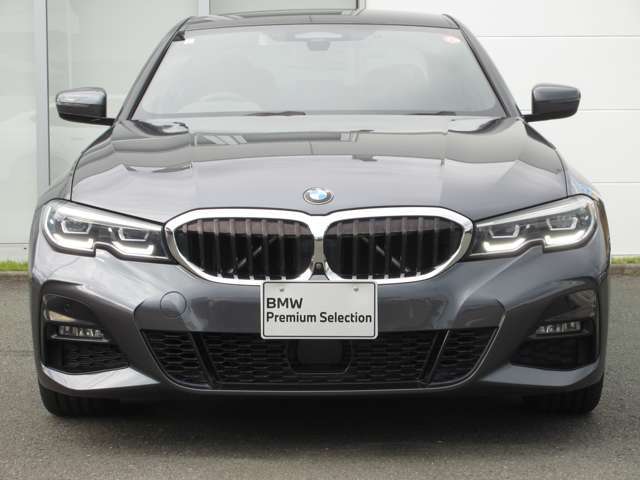 BMWと言えば特徴的なキドニーグリル。ダイナミックなフロントマスクを演出します。