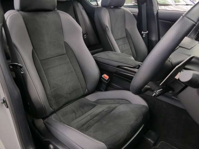 ★運転席周りには目立つスレやへこみなども無く、きれいな状態を保っております。また、フロアマットも完備されております♪