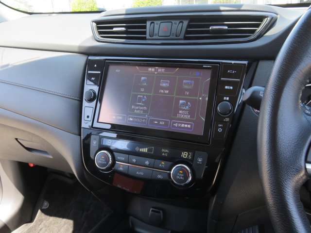 9インチナビ（純正）装備！フルセグ/CD/DVD/Bluetooth対応◎各種エンタテインメントがドライブを盛り上げます。オートエアコン装備なので設定した温度で車内の温度調整を自動で行ってくれます！
