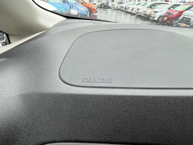助手席にもエアバックが付いて安心です