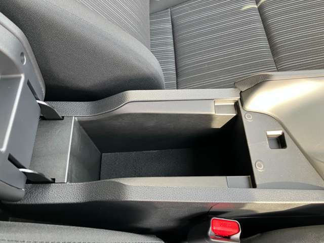運転席と助手席の間にリッド付きの小物入れが装備されています。