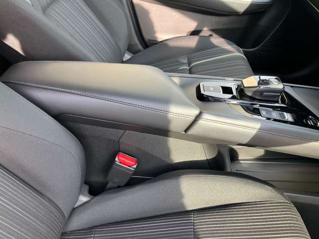 運転席と助手席の間にリッド付きの小物入れが装備されています。