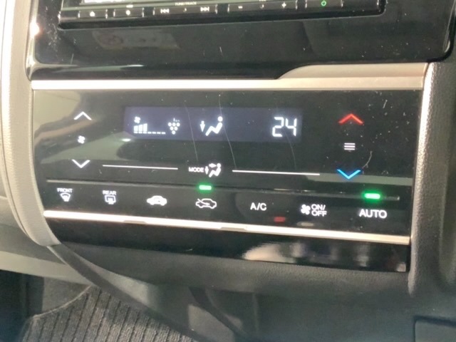 オートエアコンがついていますので、簡単操作で快適に過ごせます。希望の温度に自動調整してくれるのが便利です。