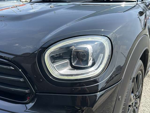 夜間の走行ではテールレンズの形状や光り方で車種を認識出来る部分。ミニには多くのボディバリエーションがあるので、テールレンズにもそれぞれ個性が溢れています。