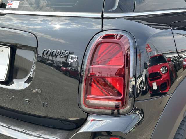 夜間の走行ではテールレンズの形状や光り方で車種を認識出来る部分。ミニには多くのボディバリエーションがあるので、テールレンズにもそれぞれ個性が溢れています。
