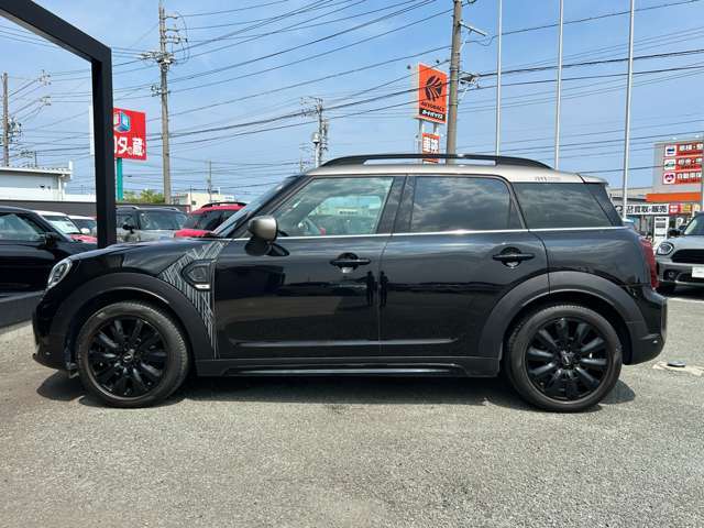 この色遣い！このお洒落感はMINIだけです。外装の顔やボディーだけでも充分かわいいですが、内装も楽しめるインテリア空間となっております。MINIに乗るだけで普段の運転がさらに楽しくなりますよ。