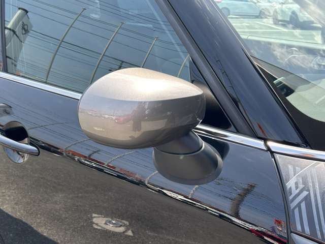 サイドミラーはミニを飾るパーツとしては定番ですよね。種類も多く、手軽に雰囲気を変える事のできる部分となっております。自分だけのこだわりのミニで運転するとより気持ちがいいですよね。