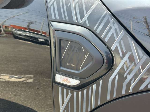 夜間の走行ではテールレンズの形状や光り方で車種を認識出来る部分。ミニには多くのボディバリエーションがあるので、テールレンズにもそれぞれ個性が溢れています。