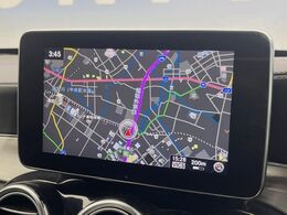 ●純正ナビ:一体感のあるナビは、高級感ある車内を演出してくれます。オーディオ機能も充実しておりますので、運転もより楽しめます♪