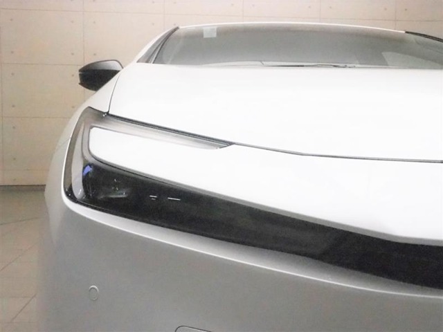 夜間でも明るく照らしてくれるLEDヘッドライト。デザイン性がよくとても明るいので、夜間の走行や悪天候でも安心です。しかも長寿命！