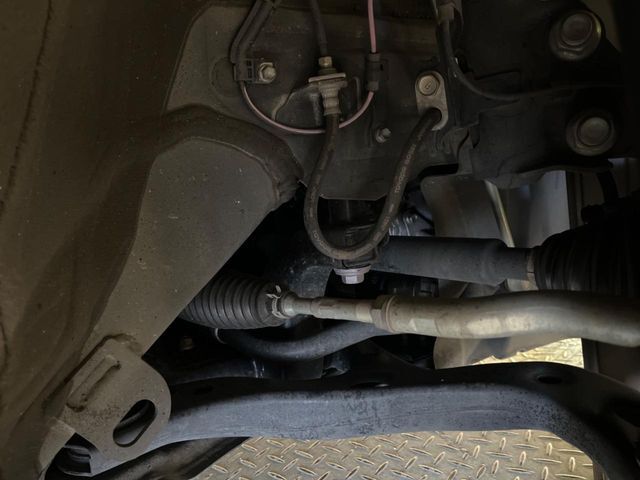 お車を安心してお乗りいただく為には、足回りの定期点検が欠かせません。サービスサポート（有償保証）では無料点検もご提供しており、安心のカーライフをお過ごしいただけるサポート体制が整っています。