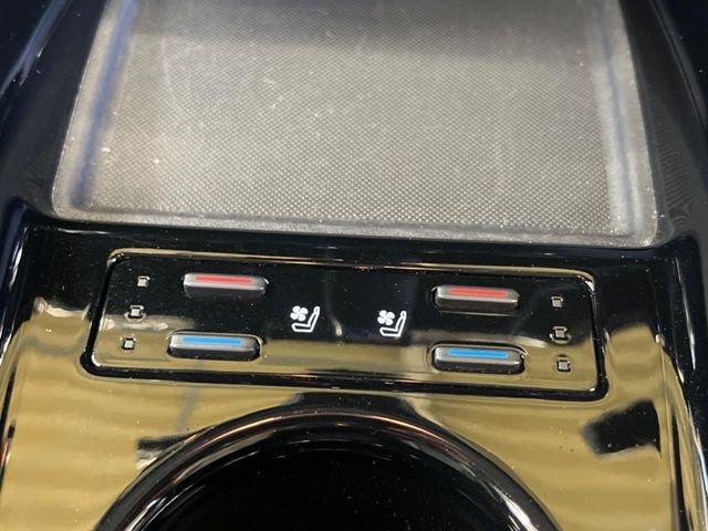 【シートベンチレーション】夏場は涼しい風でお尻や背中の熱やムレを防ぎ、冬はエアコンよりも早く温まってポカポカに！季節を問わず快適に過ごせます。