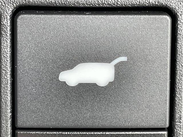【パワーバックドア】荷物を抱えた状態でもリアゲートの開閉が可能です！お買い物時やアウトドアの際に役立ちますね。