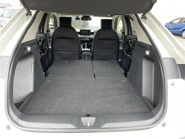 【トランク】積み込みやすくて、たっぷり積める荷室です。シートアレンジできるものは、乗車人数と荷物の量や大きさによってシートを動かすことができるので、より快適なドライブが可能です！