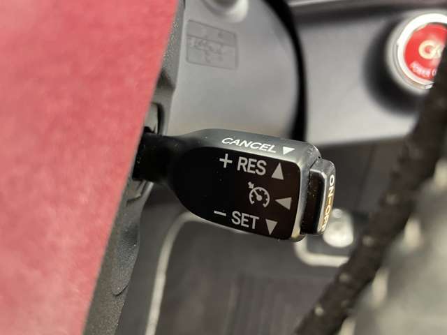 【ステアリング】軽い力で扱いやすいハンドルです。目立つ傷やスレなどなく綺麗な状態です！除菌プランいれていただくとさらに快適に！清潔なお車はお子様にも安心ですね！