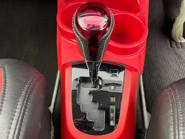 【シフトレバー】シフトも操作しやすく快適なドライブを楽しんでいただけます！