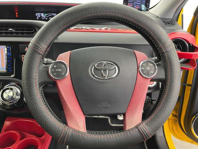 【ステアリング】軽い力で扱いやすいハンドルです。目立つ傷やスレなどなく綺麗な状態です！除菌プランいれていただくとさらに快適に！清潔なお車はお子様にも安心ですね！