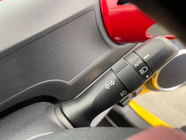 【ステアリング】軽い力で扱いやすいハンドルです。目立つ傷やスレなどなく綺麗な状態です！除菌プランいれていただくとさらに快適に！清潔なお車はお子様にも安心ですね！