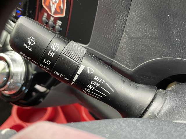 【ステアリング】軽い力で扱いやすいハンドルです。目立つ傷やスレなどなく綺麗な状態です！除菌プランいれていただくとさらに快適に！清潔なお車はお子様にも安心ですね！