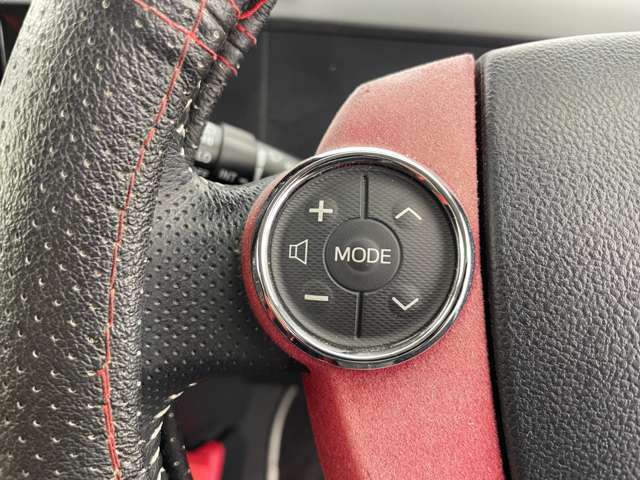 【ステアリング】軽い力で扱いやすいハンドルです。目立つ傷やスレなどなく綺麗な状態です！除菌プランいれていただくとさらに快適に！清潔なお車はお子様にも安心ですね！