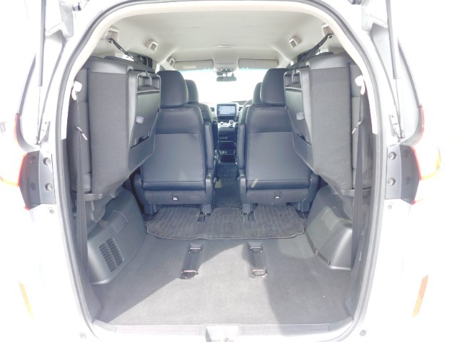 4名乗車時の荷室です