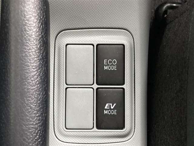 ECOモードはエアコンの利きなどを抑え、低燃費で走れるようにサポートします。EVモードはモーターのみで動くので、夜間などの静かに走行したい時に便利です。（EVモードは一定速度を超えると解除されます）
