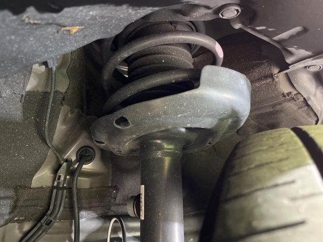 お車を安心してお乗りいただく為には、足回りの定期点検が欠かせません。サービスサポート（有償保証）では無料点検もご提供しており、安心のカーライフをお過ごしいただけるサポート体制が整っています。