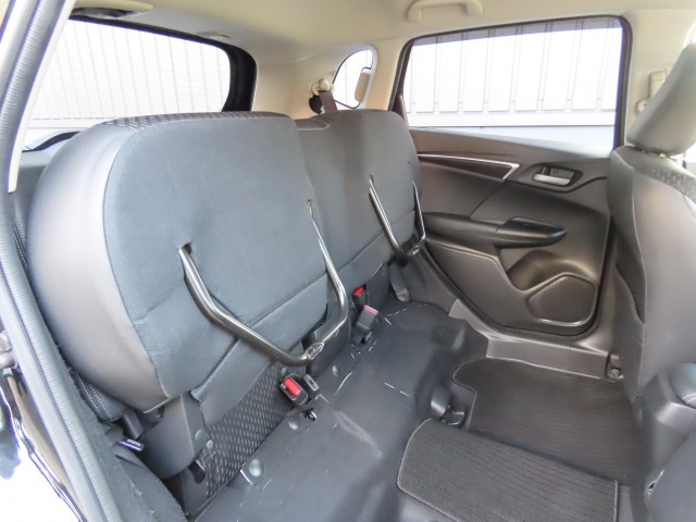 リアシートの座面をはねあげれば、横倒し出来ない背の高い荷物も載せられます。多彩なシートアレンジ！