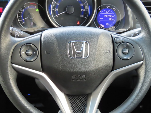 ハンドルには、アクセルペダルを踏まずに定速走行し疲労軽減に貢献するクルーズコントロールと、ハンドルから手を離さずにオーディオを操作できるので安全性がとても上がるステアリングリモコンが付いています！