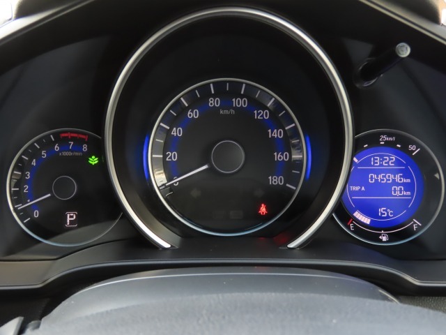 シンプルで視認性の良いメーター類です 。