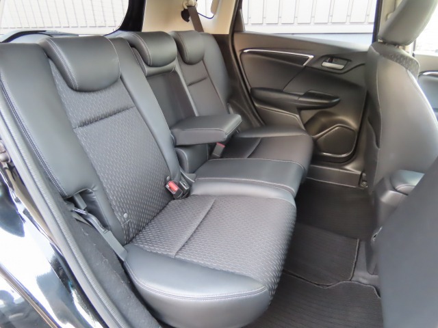 リアシートは十分な広さを確保しています