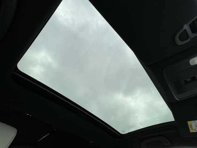 ◆【パノラマルーフ】天井に外の景色が広がり、開放的な車内を感じることができます！曇りや雨の日でも外の明るさを取り入れたり、雨音をアクセントに変えたり、いつもの運転がぐっと楽しくなるはずです！