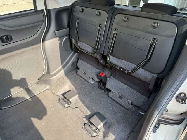 普段のお買い物や通勤、送迎等に十分な荷室スペースを確保しております。セカンドシートを倒すと、大きな荷物の積載も可能です♪
