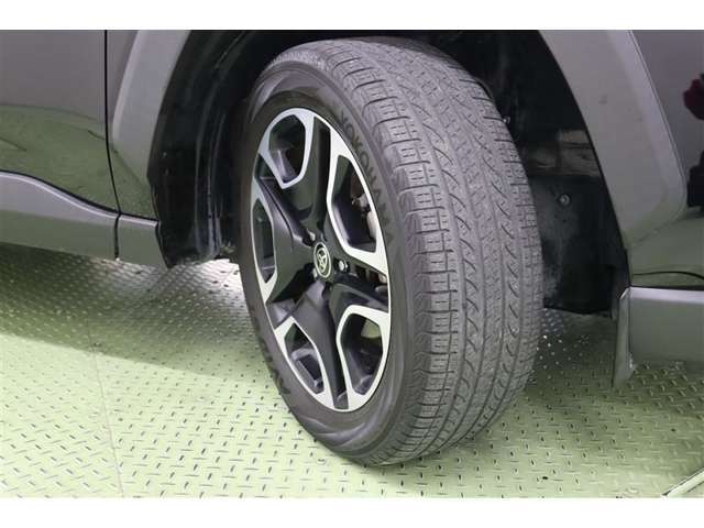 タイヤサイズはハイスペックな　235/55R19。