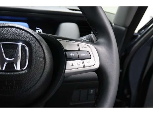 Hondaセンシングの機能のひとつ、アダプティブクルーズコントロール付！アクセルから足を離しても設定したスピードと前車との車間を保ち走行してくれます！車線維持もアシスト☆高速道路で疲労軽減ですね☆